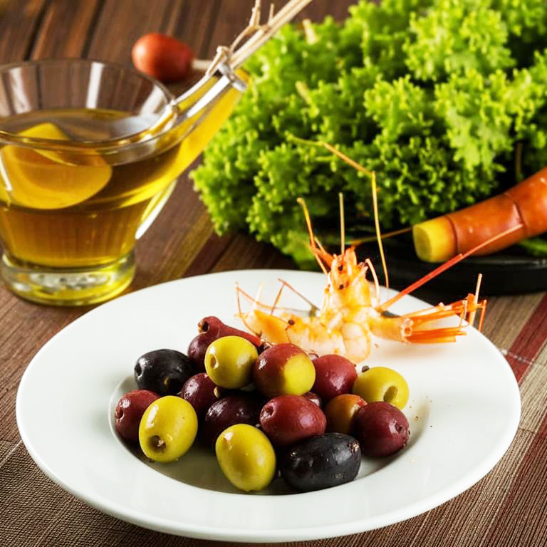 Средиземноморская диета включает в меню оливковое масло, оливки, рыбу, морепродукты 